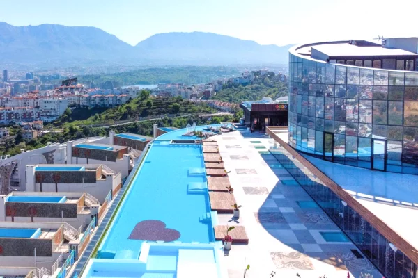 Truall ose Toke ne Tirane - 507,000 Euro