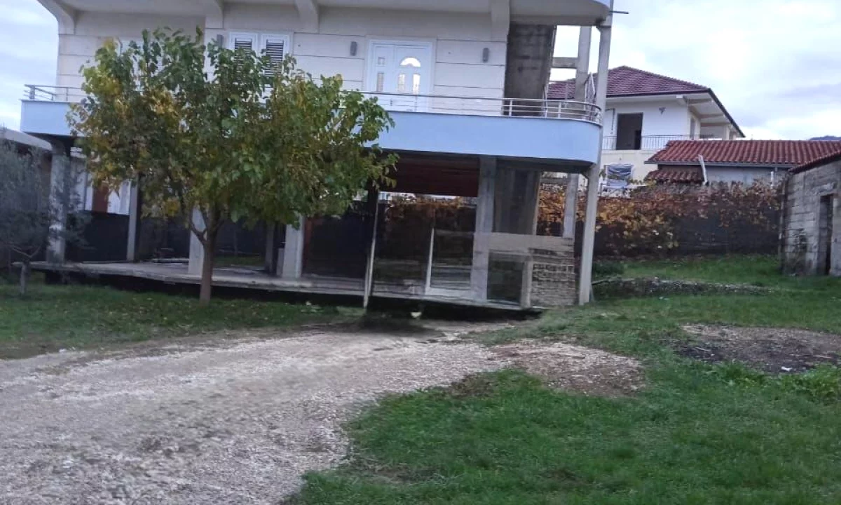 Shtepi me qera Shtepi Private ne Tirane, 2+1, Mobilimi Pjeserisht e mobiluar, Pagesa 400  Euro.