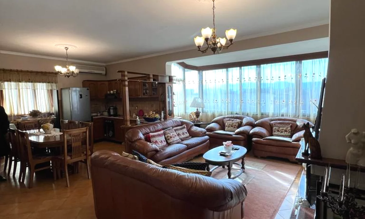 Appartamento in vendita a Tirana 3+1, Arredato