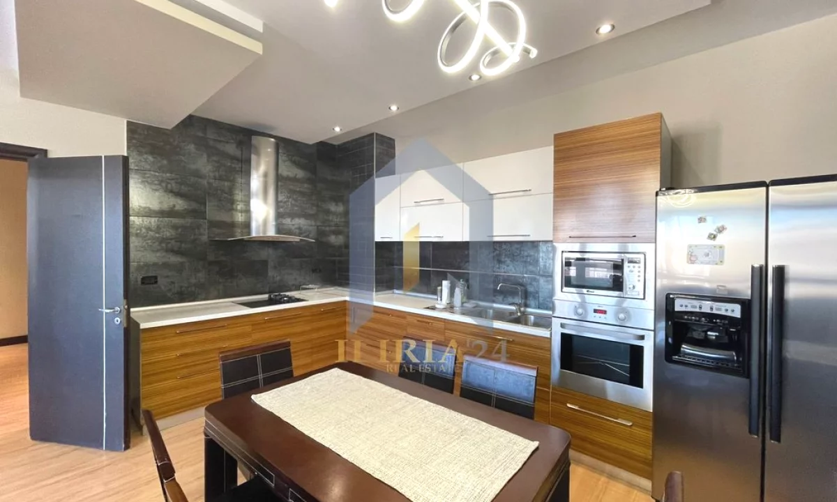 Appartamento in vendita a Tirana 2+1, Arredato