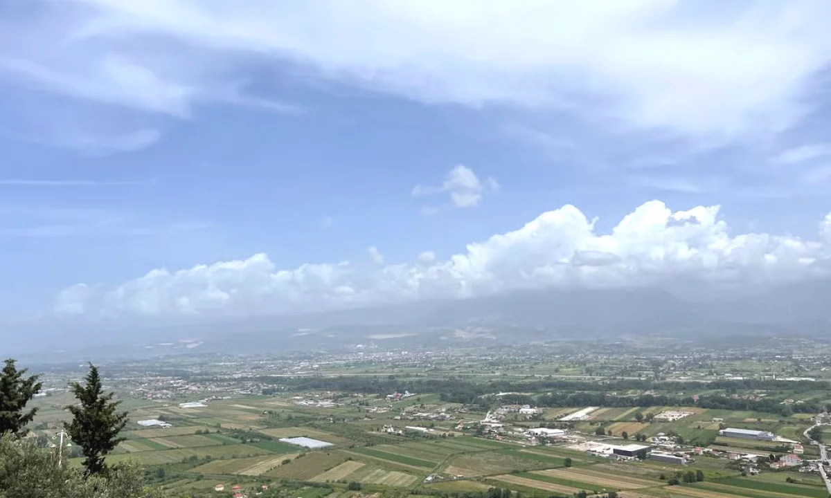 Toke per shitje ne Autostraden Tirane Durres