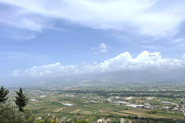 Truall ose Toke ne Tirane - 600,000 Euro