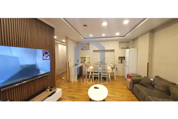 Appartamento in vendita a Tirana 2+1, Arredato