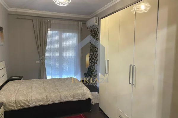 Shtepi me qera Apartament ne Tirane, 2+1, Mobilimi E mobiluar, Pagesa 1,000  Euro.