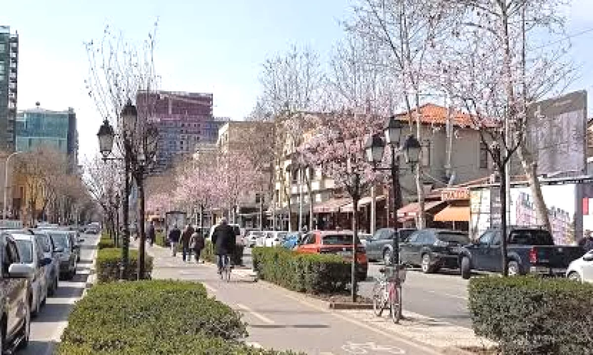 Shitet Ambient Biznesi+Garazh tek Rruga e Kavajes