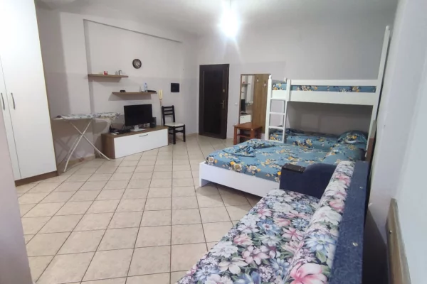Shtepi ne shitje Apartament ne Vlore, Garsoniere, Mobilimi E mobiluar, Pagesa 98,000  Euro.