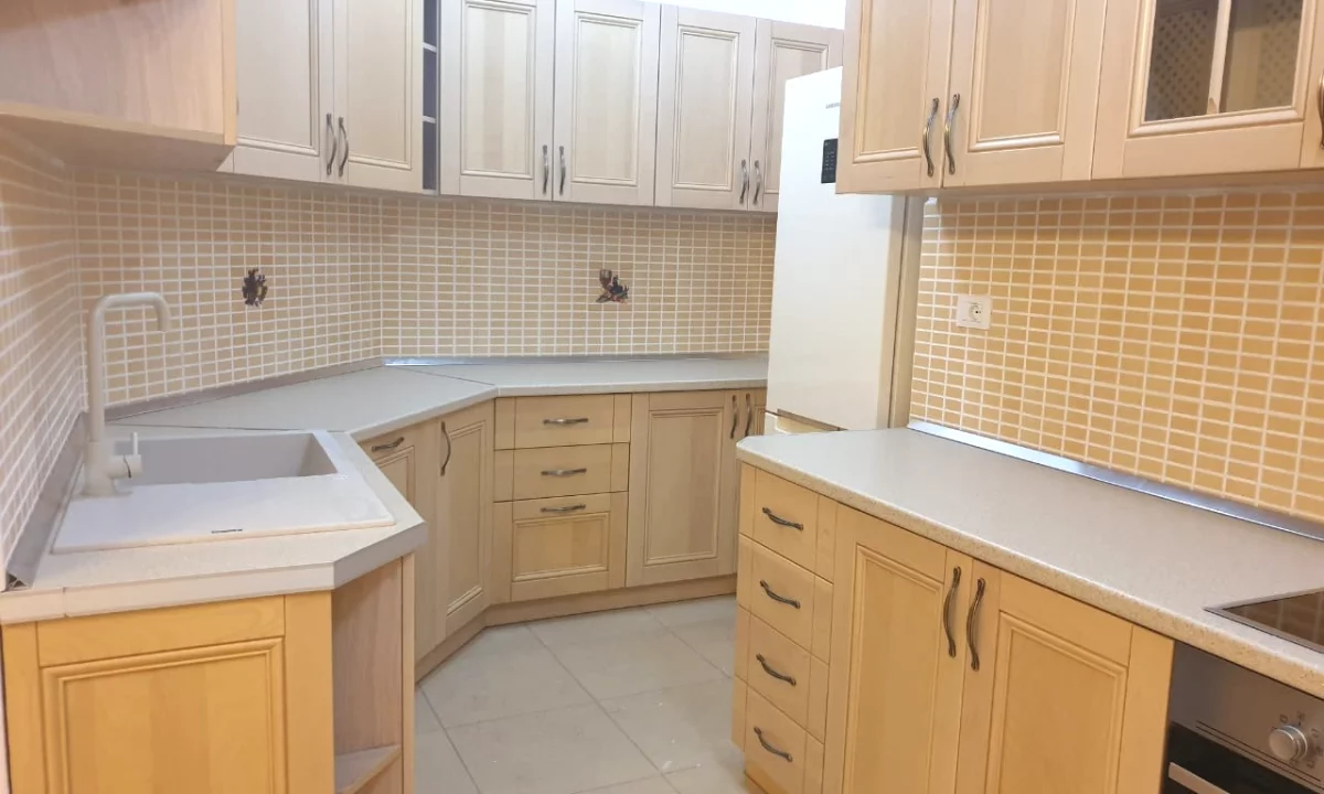 Shtepi ne shitje Apartament ne Tirane, 3+1, Mobilimi Pjeserisht e mobiluar, Pagesa 350,000  Euro.