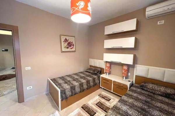 Shtepi ne shitje Apartament ne Tirane, 4+1, Mobilimi E mobiluar, Pagesa 315,000  Euro.
