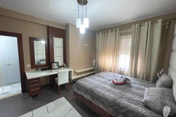 Shtepi ne shitje Apartament ne Tirane, 4+1, Mobilimi E mobiluar, Pagesa 315,000  Euro.