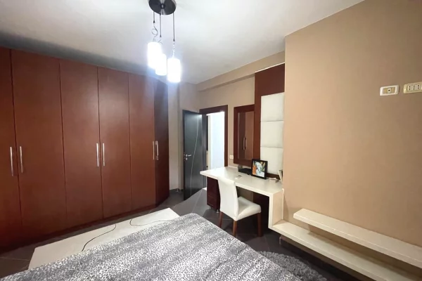 Shtepi ne shitje Apartament ne Tirane, 4+1, Mobilimi E mobiluar, Pagesa 315,000  Euro.