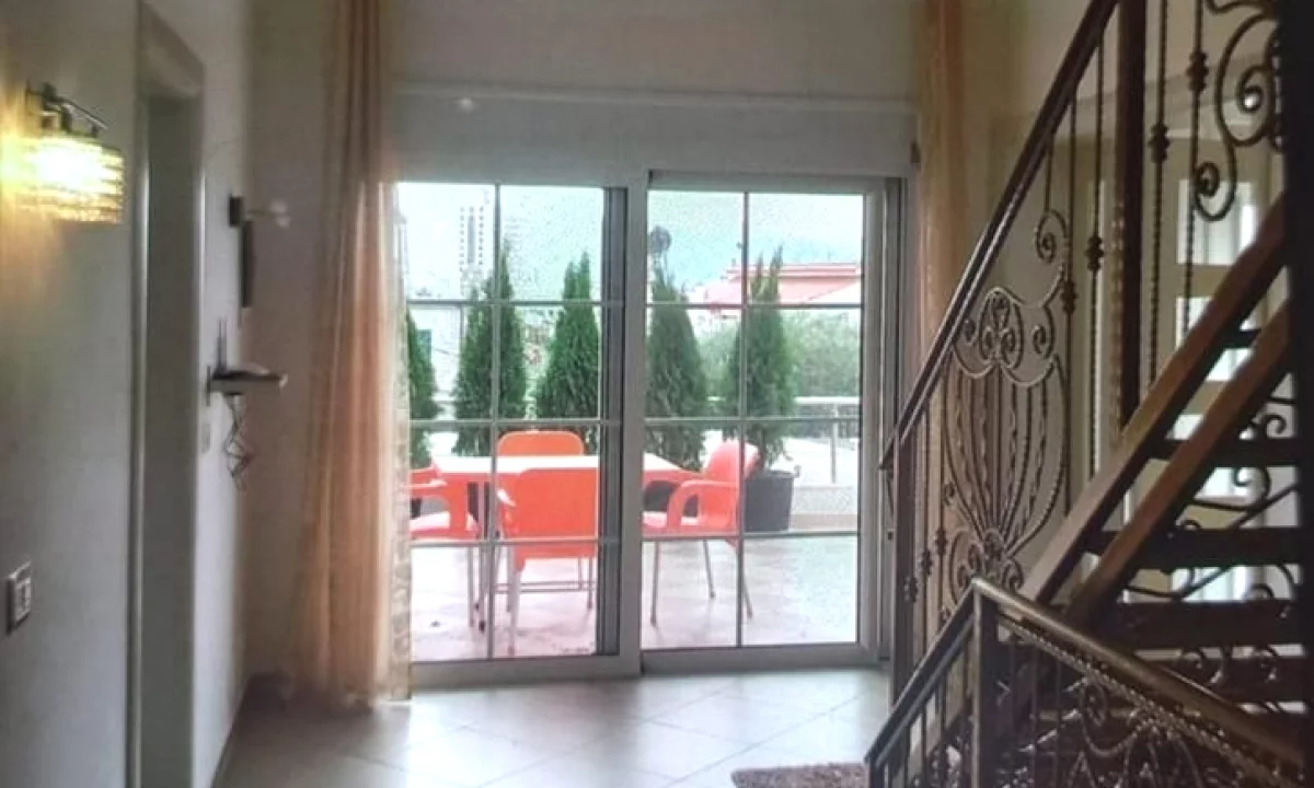 Shtepi ne shitje Vila Luksoze ne Vlore, 5+1, Mobilimi E mobiluar, Pagesa 400,000  Euro.