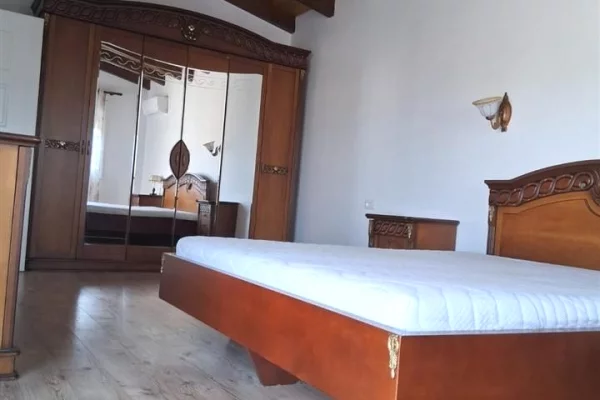 Shtepi ne shitje Vila Luksoze ne Vlore, 5+1, Mobilimi E mobiluar, Pagesa 400,000  Euro.