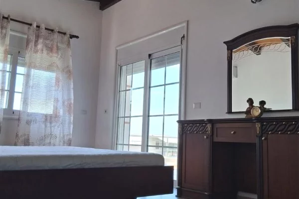 Shtepi ne shitje Vila Luksoze ne Vlore, 5+1, Mobilimi E mobiluar, Pagesa 400,000  Euro.