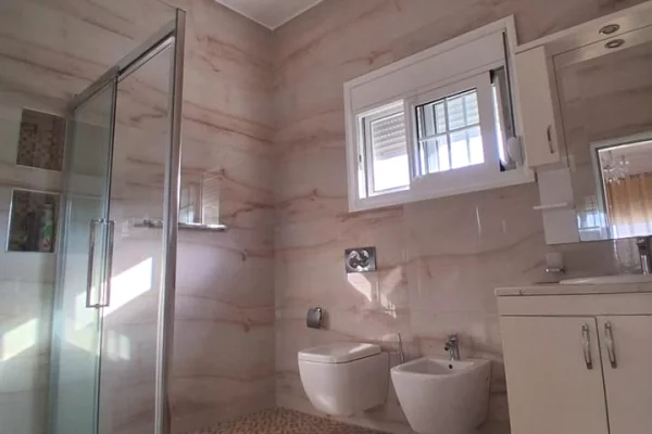 Shtepi ne shitje Vila Luksoze ne Vlore, 5+1, Mobilimi E mobiluar, Pagesa 400,000  Euro.