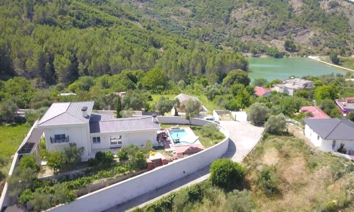 OKAZION! Shitet Toke buze rruge ne Vaqarr