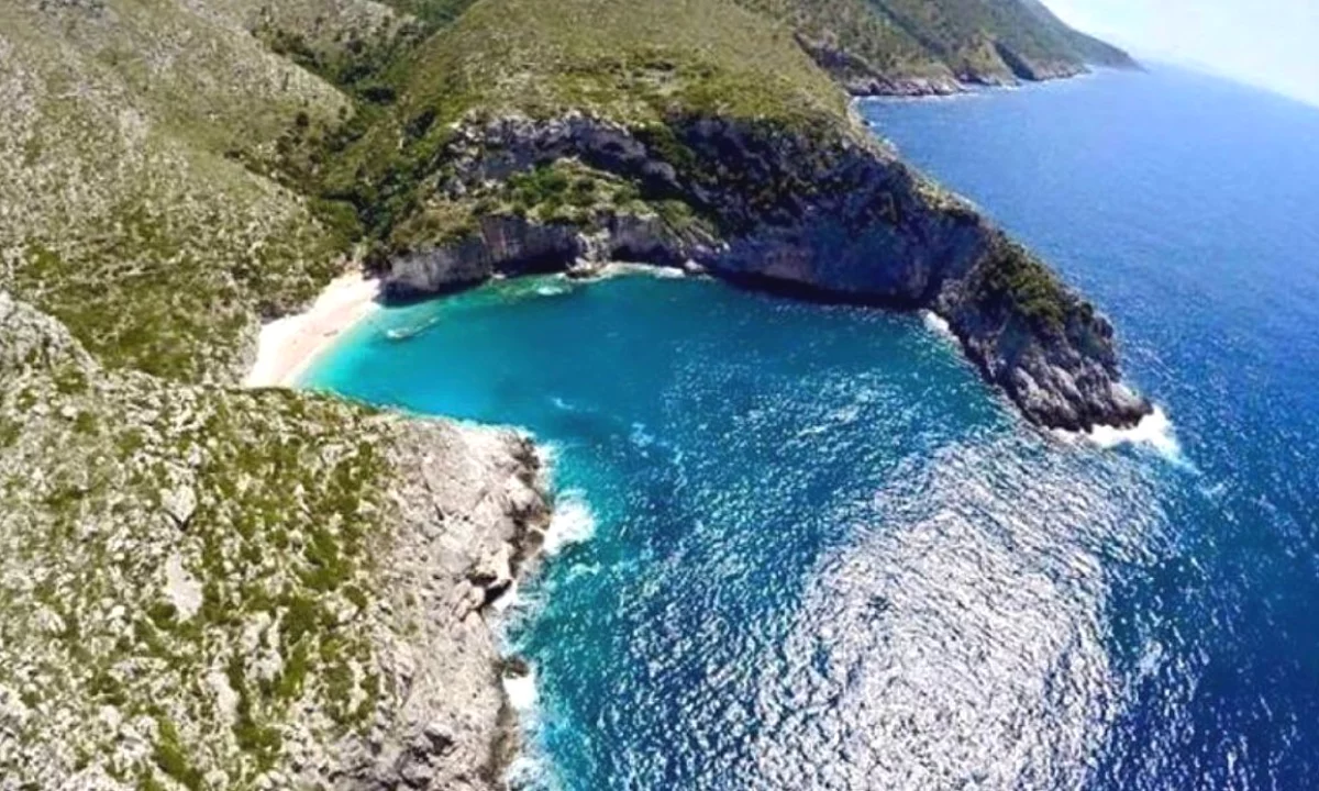 Toke per shitje midis Palases dhe Karaburunit