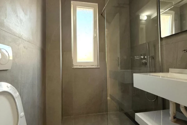 Shtepi ne shitje Apartament ne Tirane, 1+1, Mobilimi E mobiluar, Pagesa 149,000  Euro.