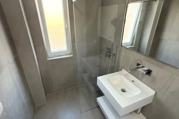 Shtepi ne shitje Apartament ne Tirane, 1+1, Mobilimi E mobiluar, Pagesa 149,000  Euro.