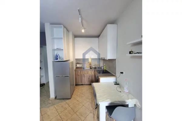 Shtepi me qera Apartament ne Tirane, Garsoniere, Mobilimi Pjeserisht e mobiluar, Pagesa 330  Euro.