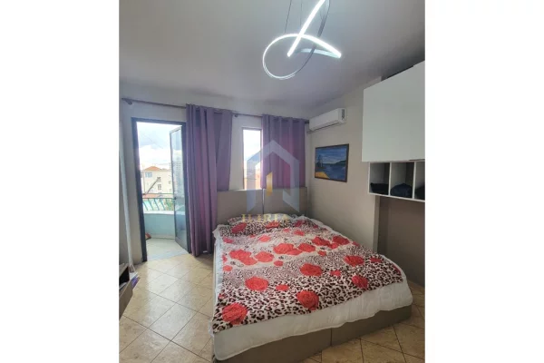 Shtepi me qera Apartament ne Tirane, Garsoniere, Mobilimi Pjeserisht e mobiluar, Pagesa 330  Euro.