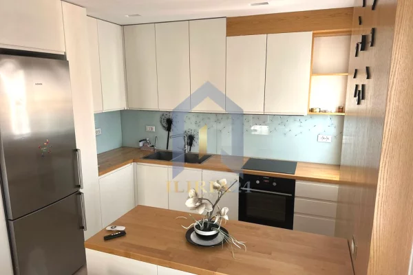 Apartament 3+1+2 poste parkimi per qira tek "Kristal Center"