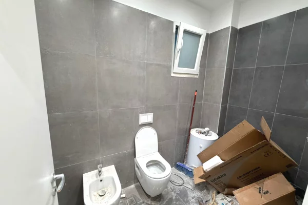 Shtepi me qera Apartament ne Tirane, 2+1, Mobilimi Pjeserisht e mobiluar, Pagesa 800  Euro.