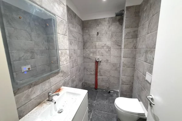 Shtepi me qera Apartament ne Tirane, 2+1, Mobilimi Pjeserisht e mobiluar, Pagesa 800  Euro.