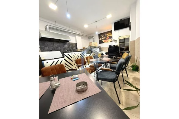 Ambiente Commerciale in Vendita 1+1 a Tirana - 90,000 Euro