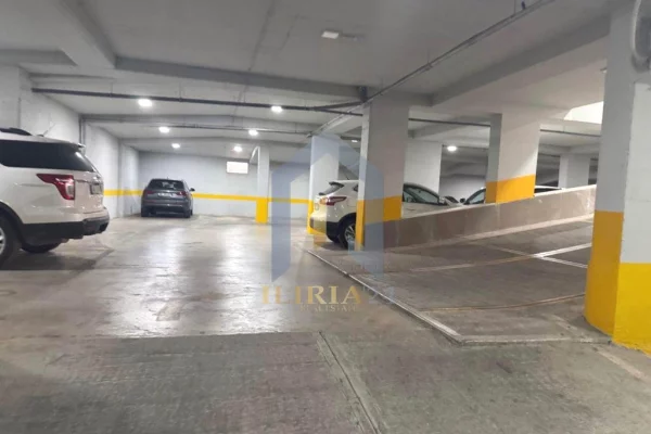 Ambiente Commerciale in Vendita 4+1 a Tirana - 40,000 Euro