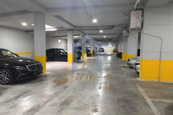 Ambiente Commerciale in Vendita 4+1 a Tirana - 40,000 Euro