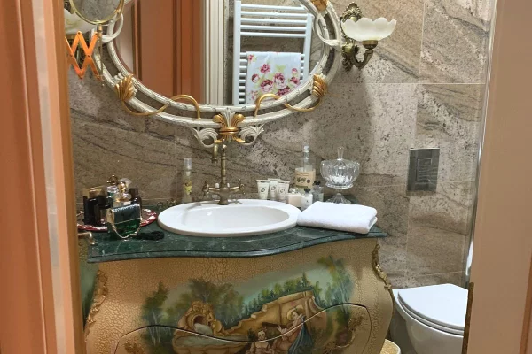 Shtepi ne shitje Apartament ne Tirane, 2+1, Mobilimi E mobiluar, Pagesa 360,000  Euro.