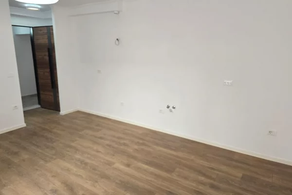 Shtepi ne shitje Apartament ne Tirane, 1+1, Mobilimi Bosh, pa mobiluar, Pagesa 115,000  Euro.