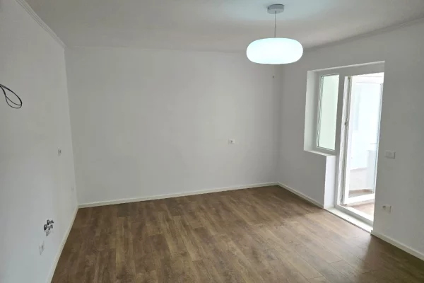 Shtepi ne shitje Apartament ne Tirane, 1+1, Mobilimi Bosh, pa mobiluar, Pagesa 115,000  Euro.