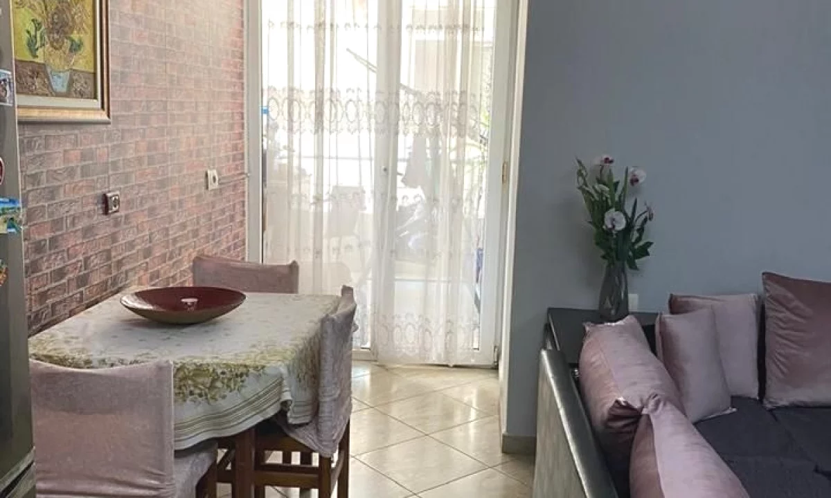 Shtepi ne shitje Apartament ne Tirane, 2+1, Mobilimi E mobiluar, Pagesa 173,000  Euro.