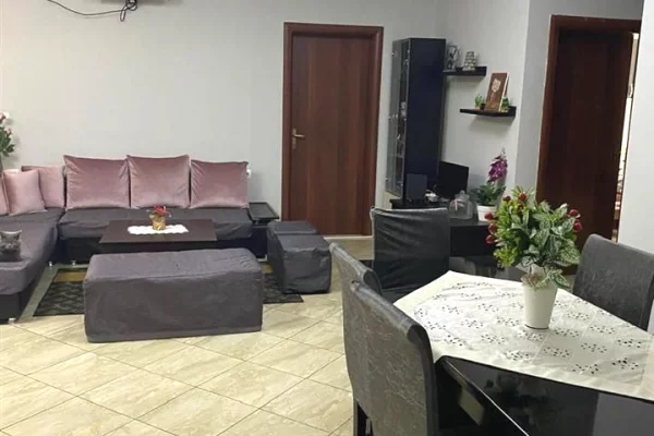 Shtepi ne shitje Apartament ne Tirane, 2+1, Mobilimi E mobiluar, Pagesa 173,000  Euro.