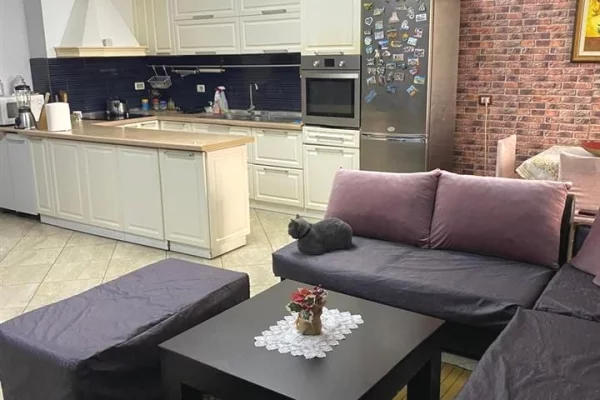 Shtepi ne shitje Apartament ne Tirane, 2+1, Mobilimi E mobiluar, Pagesa 173,000  Euro.