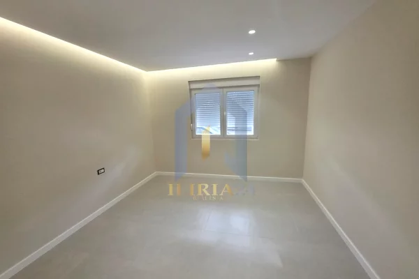 Shtepi ne shitje Apartament ne Tirane, 2+1, Mobilimi Bosh, pa mobiluar, Pagesa 165,000  Euro.