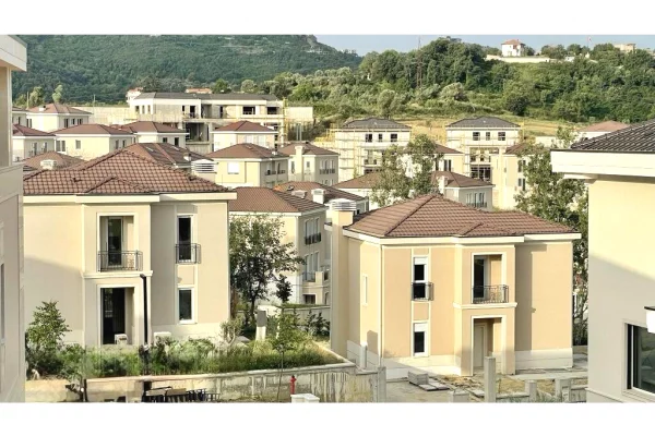 Truall ose Toke ne Tirane - 600,000 Euro