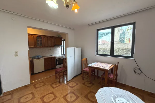 Shtepi me qera Apartament ne Tirane, 1+1, Mobilimi E mobiluar, Pagesa 300  Euro.