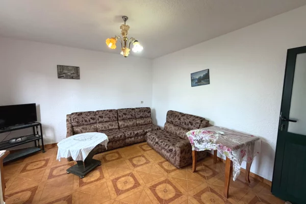 Shtepi me qera Apartament ne Tirane, 1+1, Mobilimi E mobiluar, Pagesa 300  Euro.