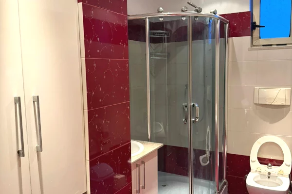 Shtepi me qera Apartament ne Tirane, 2+1, Mobilimi E mobiluar, Pagesa 550  Euro.