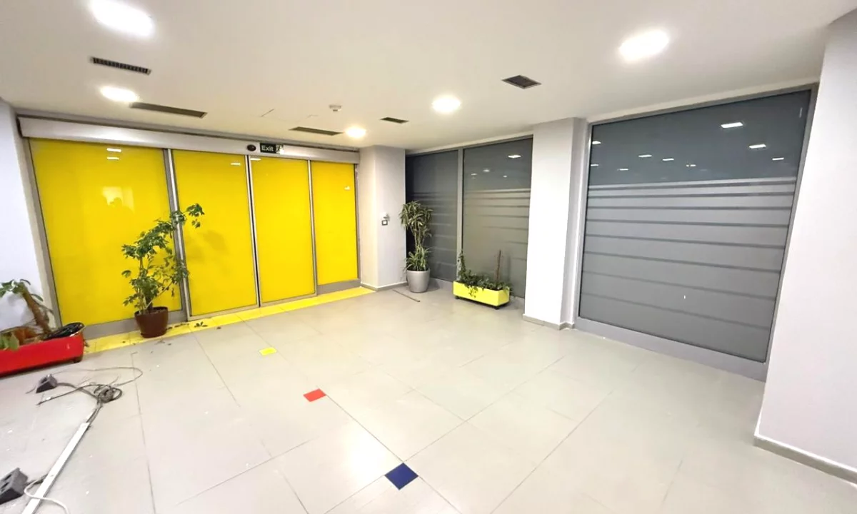 AMBIENT BIZNESI PER SHITHE TEK RRUGA E KAVAJES TEK QENDRA"CONDOR"