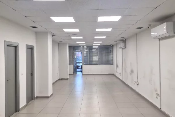 AMBIENT BIZNESI PER SHITHE TEK RRUGA E KAVAJES TEK QENDRA"CONDOR"