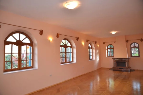 Shtepi me qera Vila Luksoze ne Tirane, 5+1, Mobilimi E mobiluar, Pagesa 1,500  Euro.