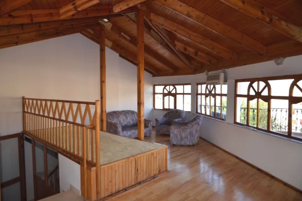 Shtepi me qera Vila Luksoze ne Tirane, 5+1, Mobilimi E mobiluar, Pagesa 1,500  Euro.