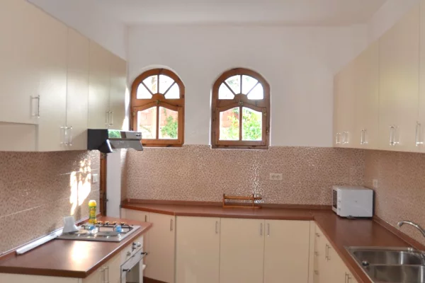 Shtepi me qera Vila Luksoze ne Tirane, 5+1, Mobilimi E mobiluar, Pagesa 1,500  Euro.