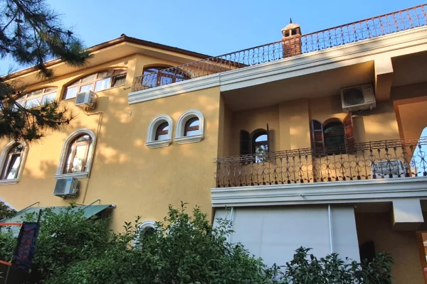 Shtepi me qera Vila Luksoze ne Tirane, 5+1, Mobilimi E mobiluar, Pagesa 1,500  Euro.