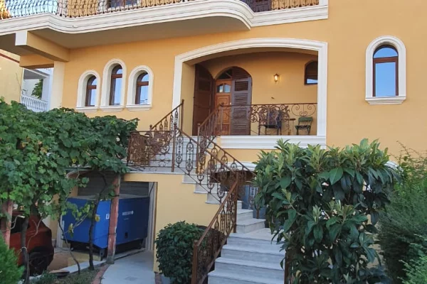 Shtepi me qera 5+1 ne Tirane - 1,500 Euro