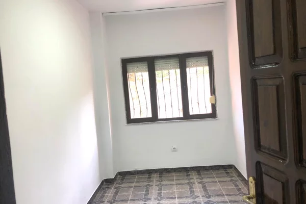 Ambient biznesi me qera 3+1 ne Tirane - 700 Euro