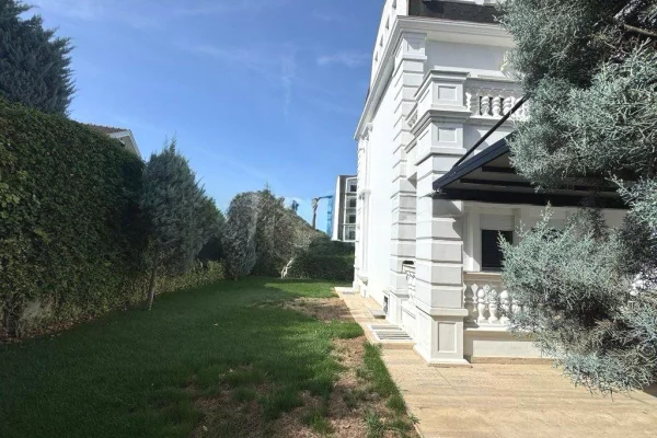 Truall ose Toke ne Tirane - 600,000 Euro